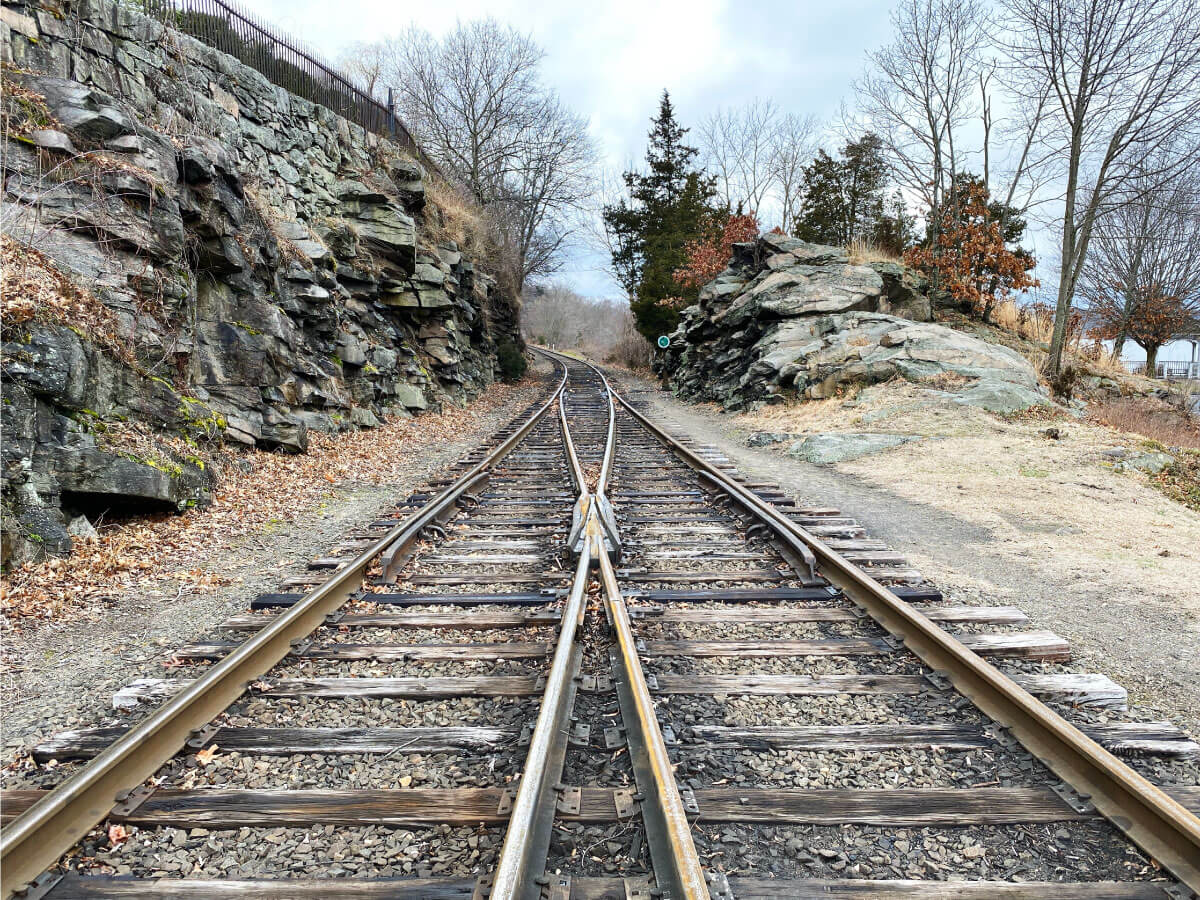 Merging train tracks